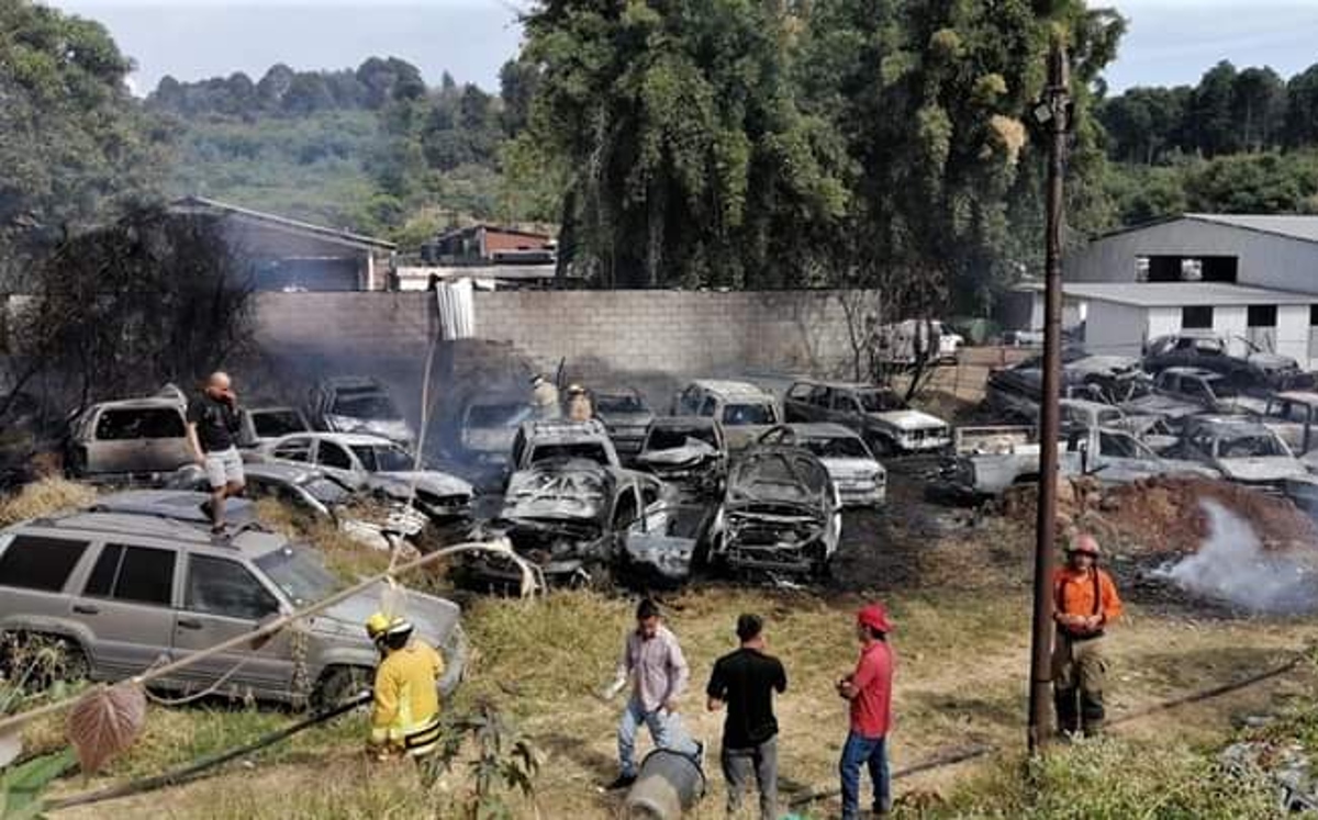 El incendió consumió 28 vehículos del corralón (Especial)