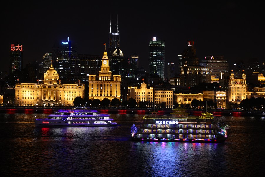 Esta foto tomada el 4 de noviembre de 2022 muestra una vista nocturna en el Bund en Shanghai, este de China. (Xinhua/Jin Liwang)