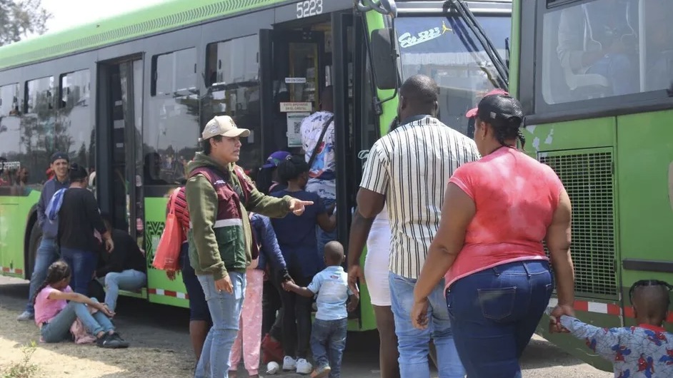 Gobierno de CdMx traslada a 450 migrantes de Plaza Giordano a Tláhuac