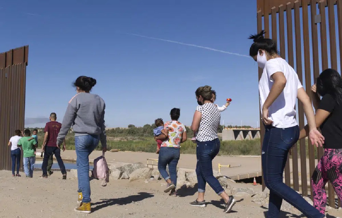 Migrantes caminando en la frontera entre Arizona y Sonora (AP)