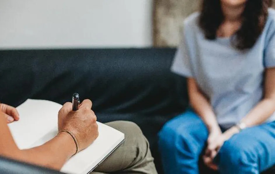 Se percibe un alza en los casos de ansiedad, depresión y de crisis, ya que hay mucha dificultad para tolerar el estrés. Archivo