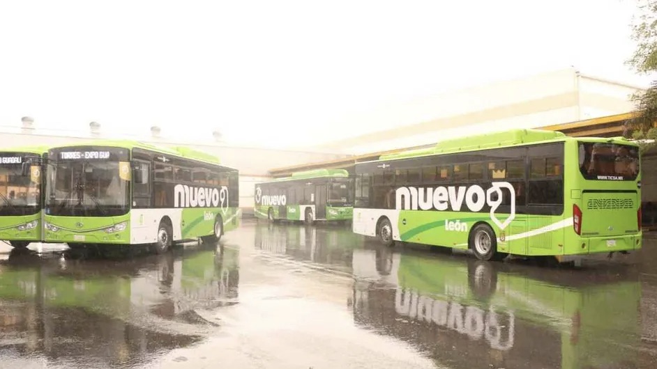 Avanza reestructuración de transporte; aseguran que operarán mil 800 camiones en noviembre