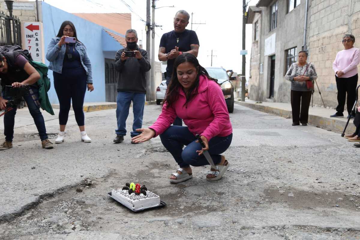 “Celebran” 20 años de bache en Pachuca. (Maribel Calderón)