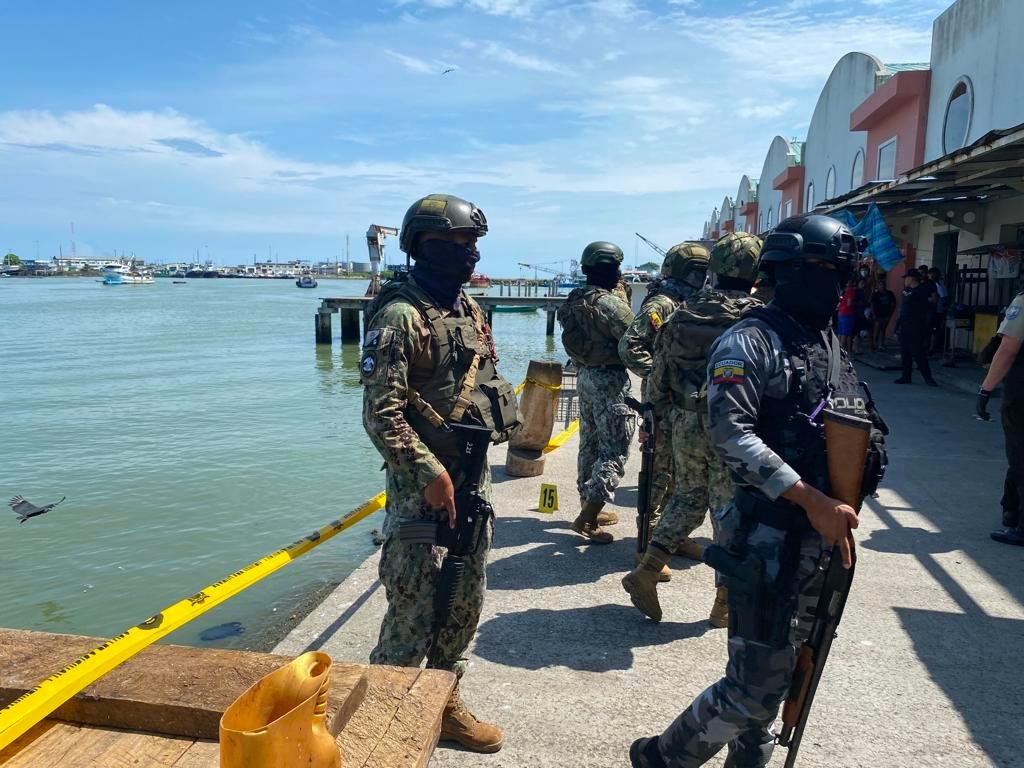 La fiscalía realizó el levantamiento de siete cadáveres del Puerto Pesquero Artesanal. (Twitter)