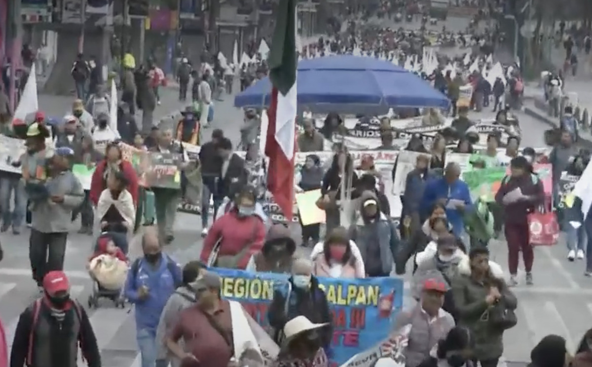 Integrantes del SME y ANUEE marchan hacia el Zócalo de la CdMx