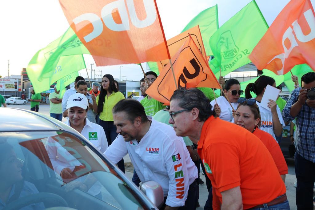 Lenin Pérez Rivera dio volantes con su imagen y propuesta. (Especial)