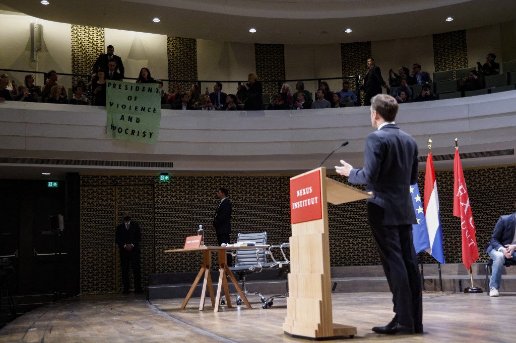 Los manifestantes durante el discurso de Emmanuel Macron. | AFP
