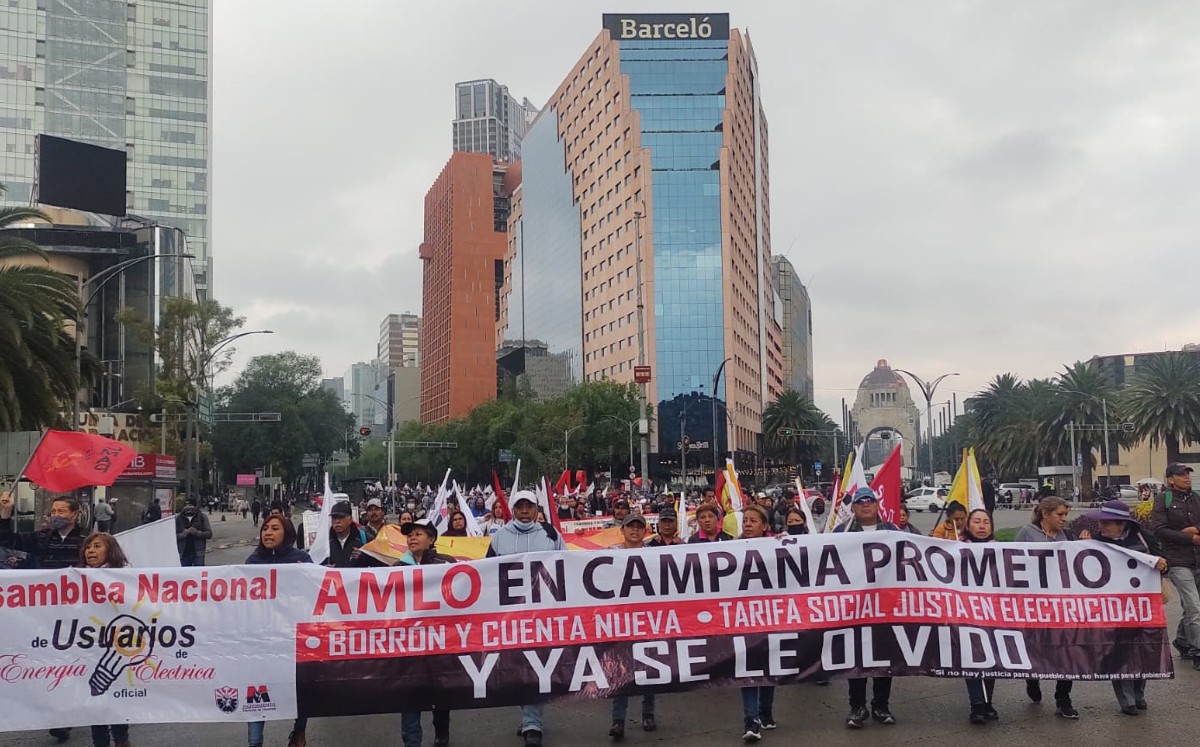 Manifestantes marchan sobre paseo de reforma