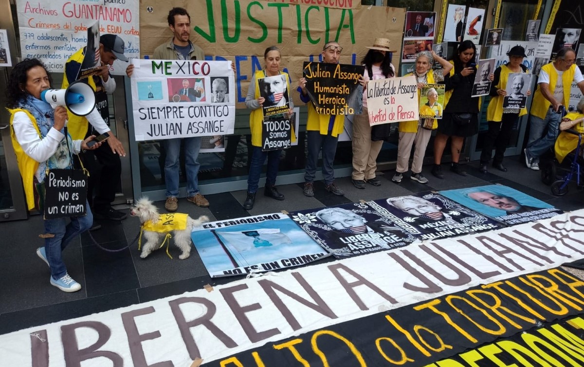 Activists protest in front of the British embassy, ​​at CdMx Grupo Milenio