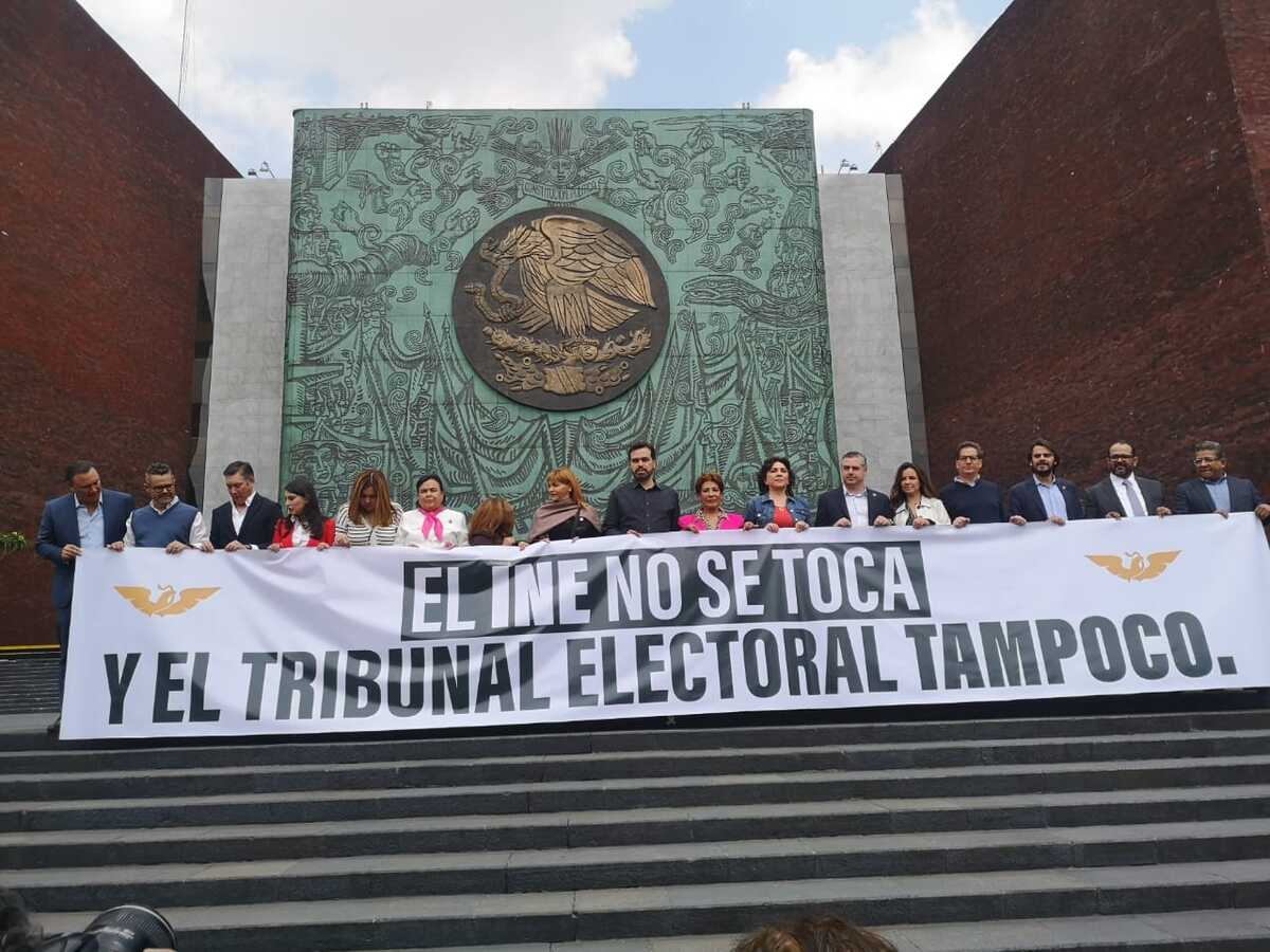 MC se manigestó afuera de en el Palacio de San Lázaro | Especial