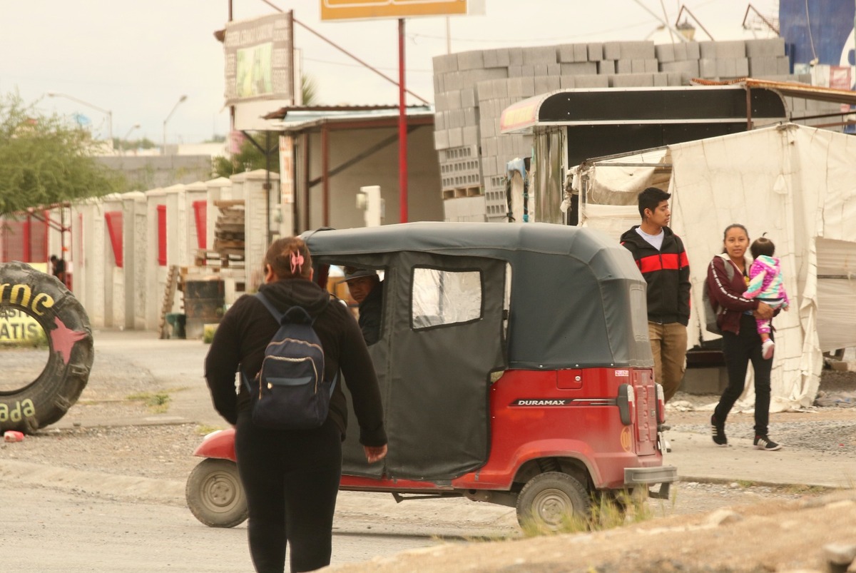 Los mototaxis tienen un punto de reunión en el cruce de las avenidas Santa Isabel y Santa Elena. FOTOS: EQUIPO MILENIO
