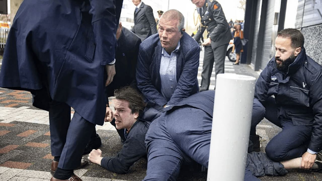 Detienen a dos manifestantes durante visita de Macron a la Universidad de Ámsterdam