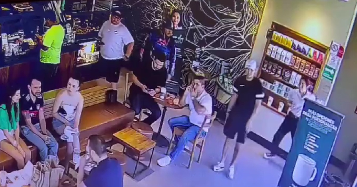 El ataque fue captado por una cámara. (Captura de pantalla)