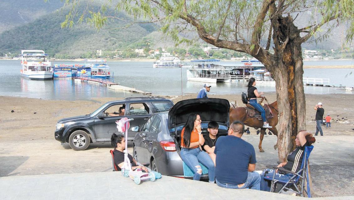 Algunas familias aprovecharon para convivir en sus autos bajo la sombra de un árbol y otros disfrutaron pasear a caballo. L. ROCHA