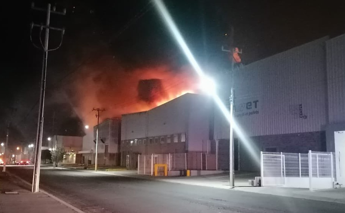 Incendio en condominio industrial de avenida López Mateos Sur (Twitter @GobTlajomulco)
