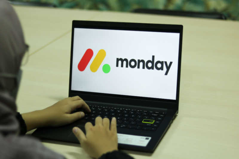 Monday.com es una  plataforma de herramientas para el teletrabajo. | Shutterstock