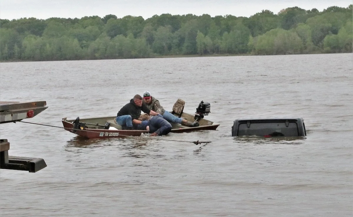 La mujer fue encontrada con vida en el automóvil sumergido en un lago. | Publicada por CNN