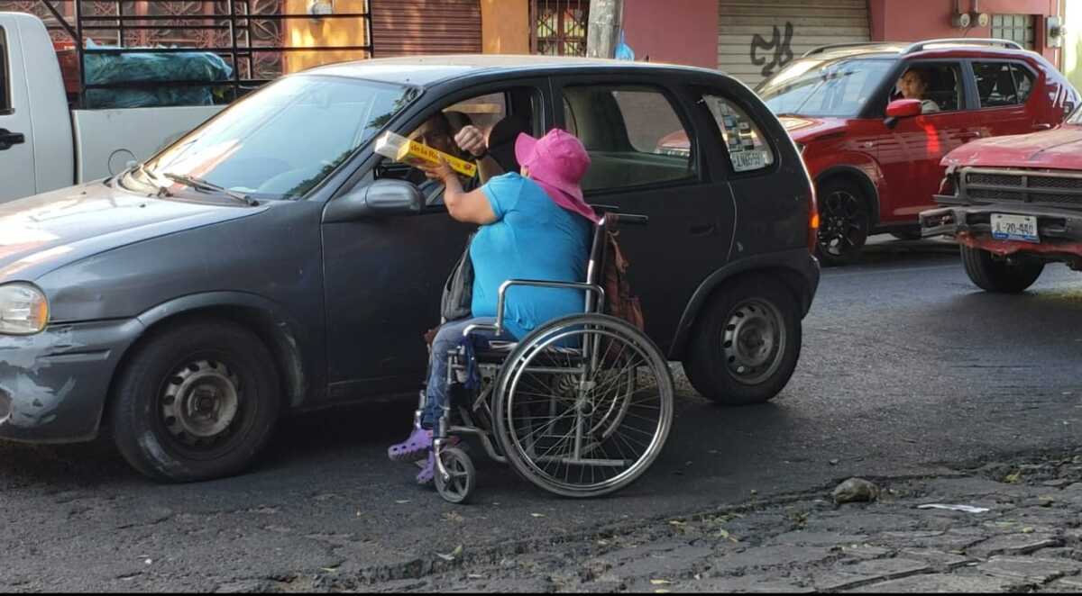 La señora Ana Alicia Martínez sale todos los días a vender dulces en los semáforos. (Roberto Hurtado)