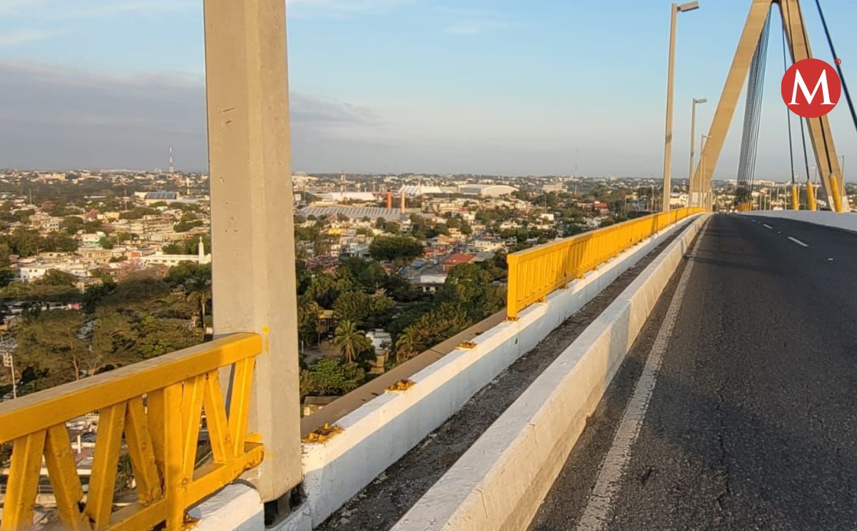 Cae tramo de barandal del Puente Tampico. (Cortesía)