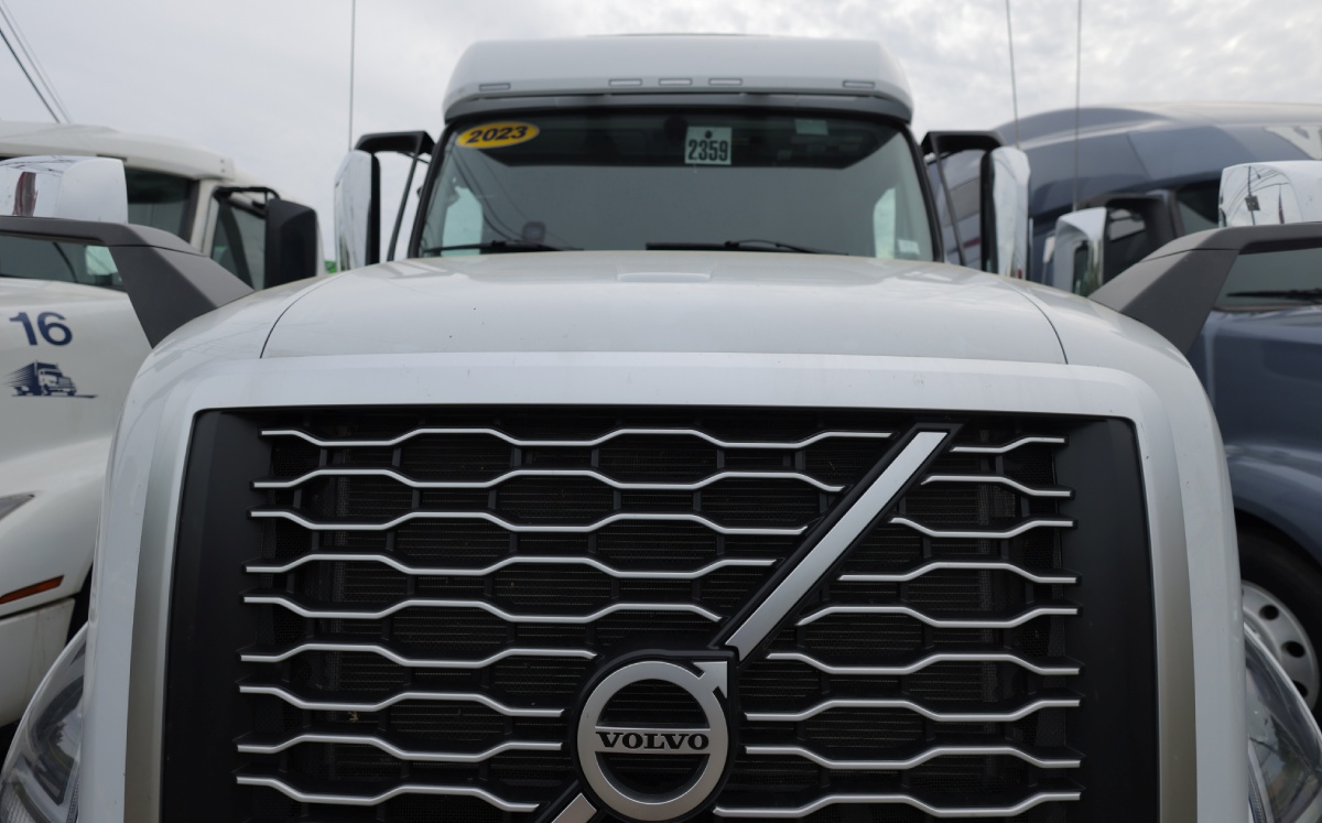 Camión de Volvo a la venta en Linden, estado de Nueva Jersey, EU. Mayo de 2022. Foto: (Reuters)
