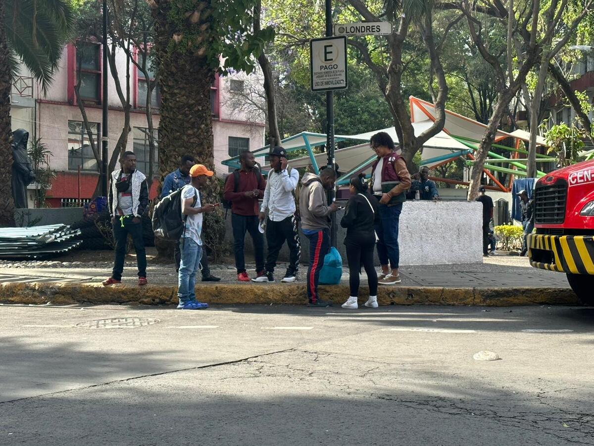 Decenas de migrantes han llegado pues algunos funcionarios de Sibiso les ofrecieron trasladarlos (Especial)