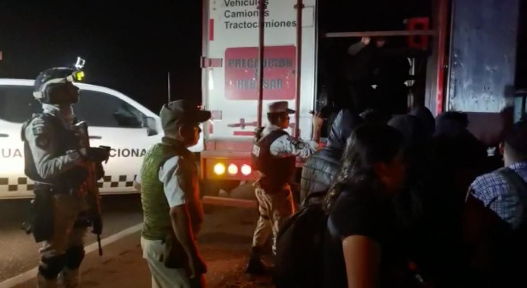 Elementos de la Guardia Nacional descubrieron que la caja fue adaptada para que entrasen más personas. | Especial