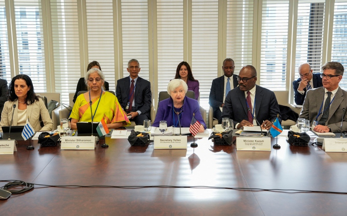Janet Yellen, secretaria del Tesoro de EU, celebra una mesa redonda con ministros de finanzas en el edificio del FMI, en Washington. Foto: (Reuters)