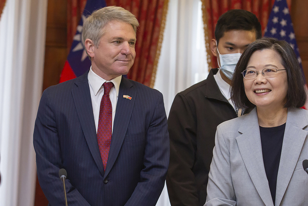 Las sanciones contra el representante Michael McCaul incluyen congelar sus activos y propiedades en China. (AP)