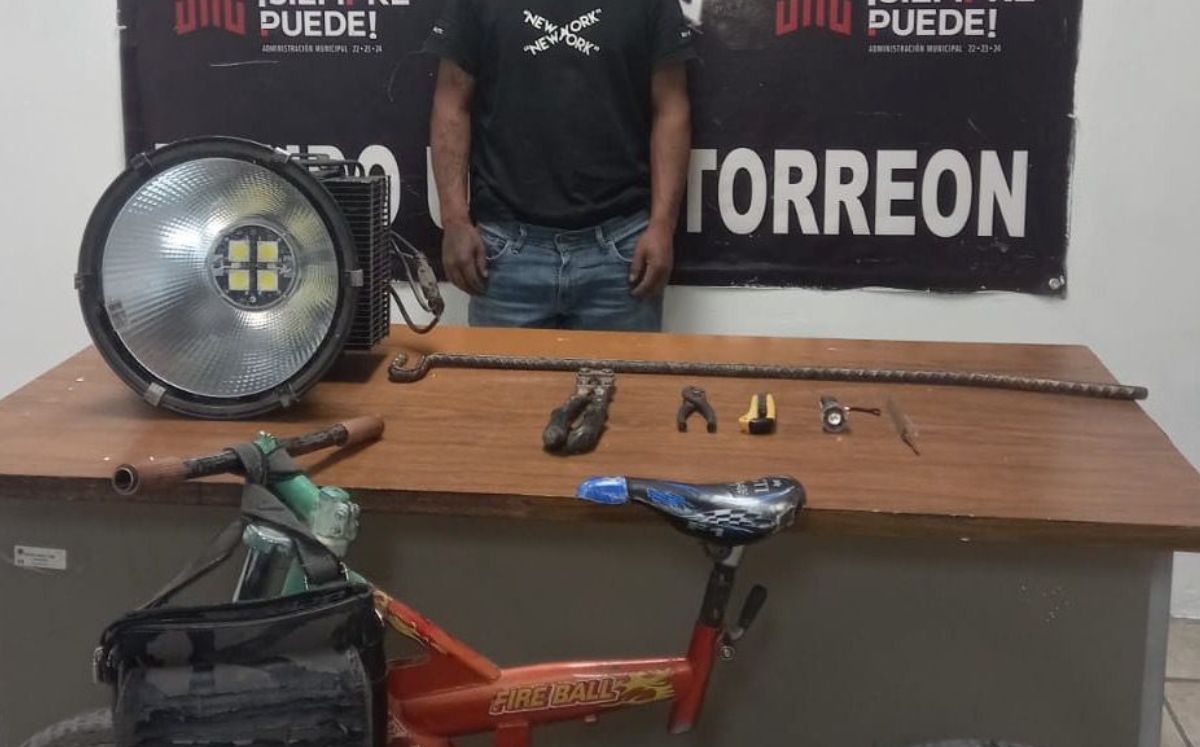 Detienen a hombre tras desmontar y robar alumbrado público en Torreón. | Especial