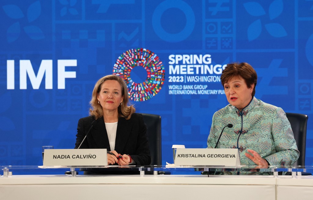Kristalina Georgieva, directora gerente del FMI, y Nadia Calviño, presidenta del IMFC. | AFP