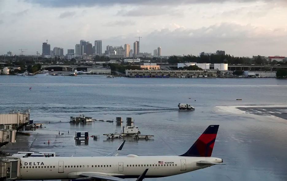 Lluvias y aguacero provoca alerta en Florida tras inundaciones en aeropuerto y carreteras