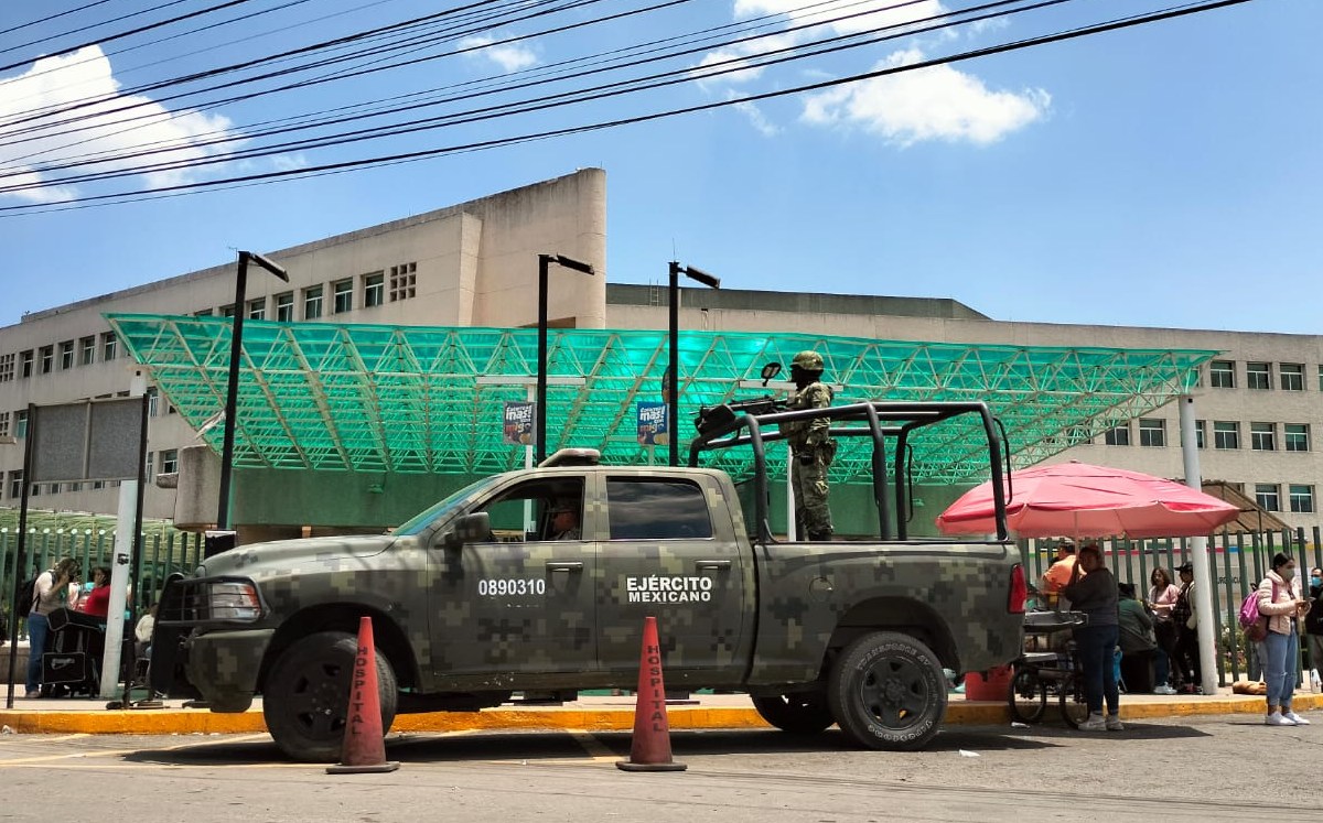 Movilización militar en zona de hospitales de Toluca por traslado de 2 reos del Altiplano. Abadiel Martínez