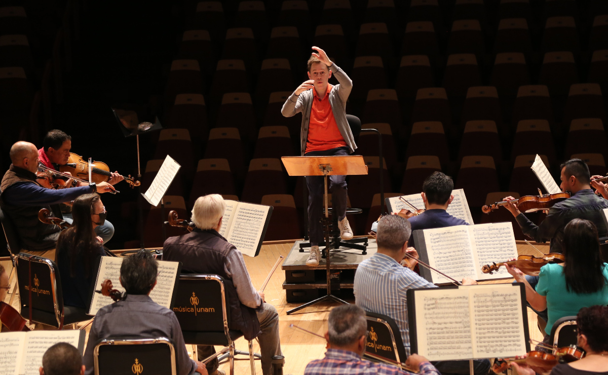 Sylvain Gasançon, director titular de la Ofunam, durante un ensayo. (Foto: Amigos OFUNAM | Roberto Smith)