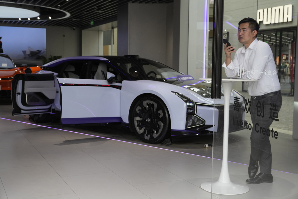 Auto eléctrico de la automotriz china HiPhi, en la sala de exhibición en Beijing. | AP