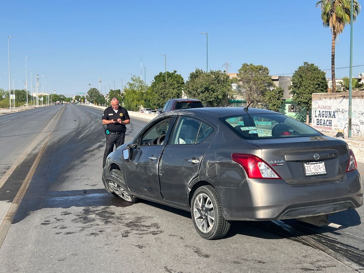 El conductor del carro Nissan Versa gris resultó con una lesión en la mano izquierda.