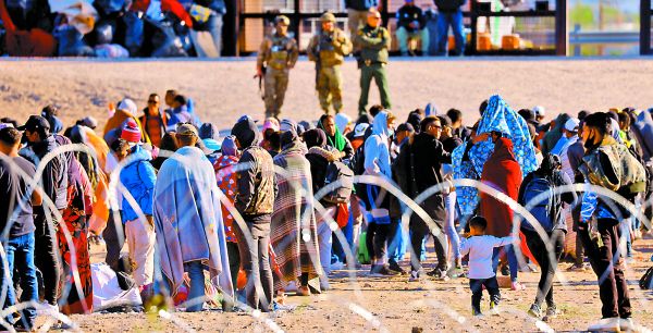 Decenas de indocumentados son vigilados por policías de Texas luego de haber cruzado el río Bravo. Reuters