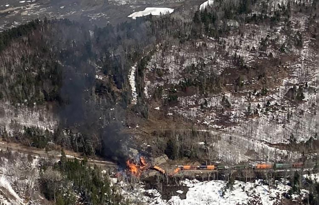 El departamento de bomberos y rescate en Rockwood publicó una foto del descarrilamiento. | AFP