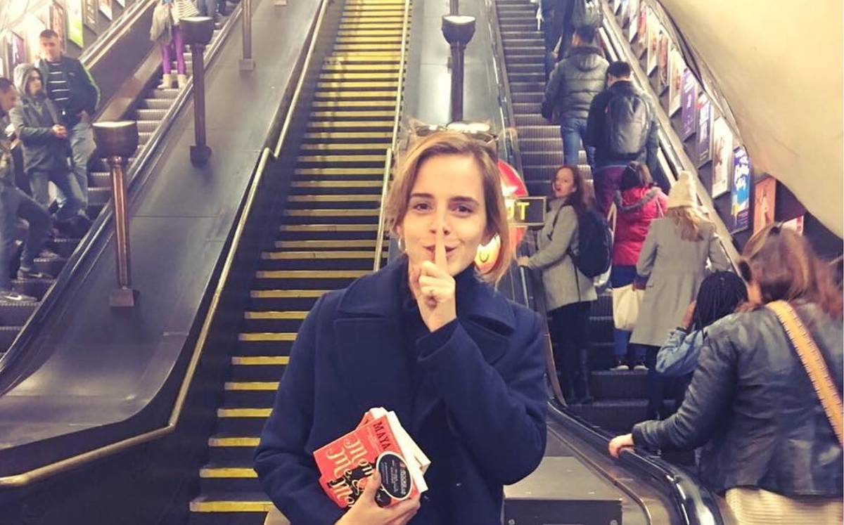 Emma Watson difundió el feminismo con libros gratis en el metro de Londres