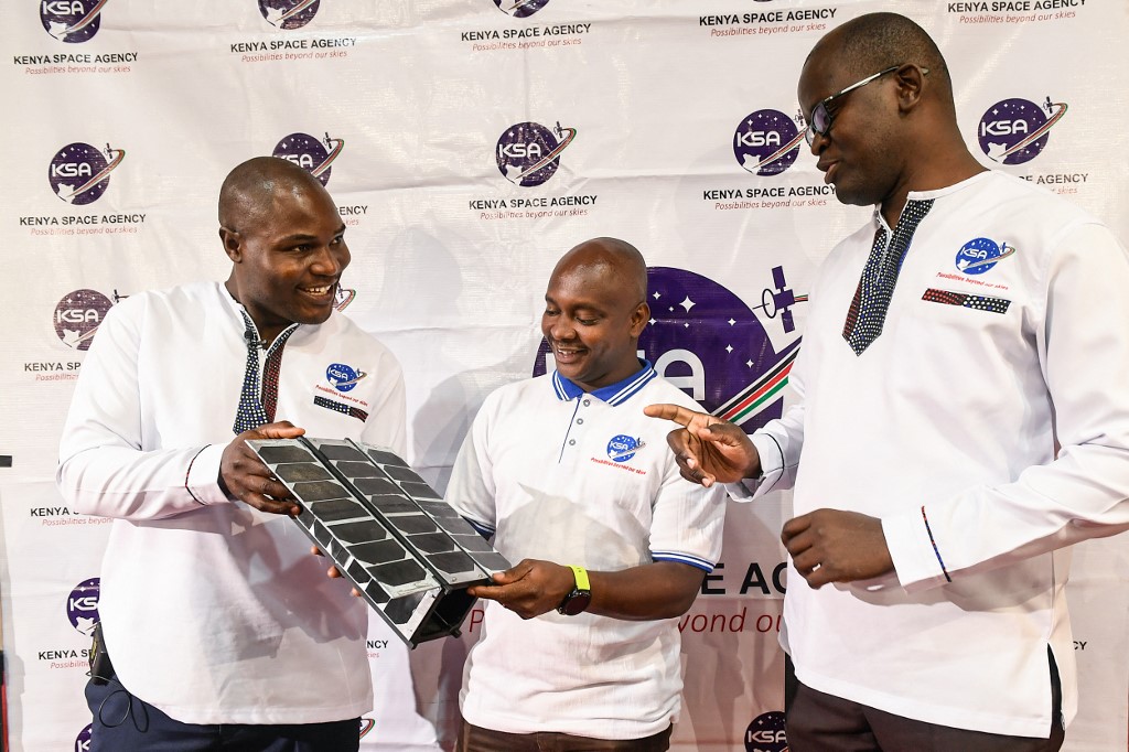 Ingenieros de la Agencia Espacial de Kenia. | AFP