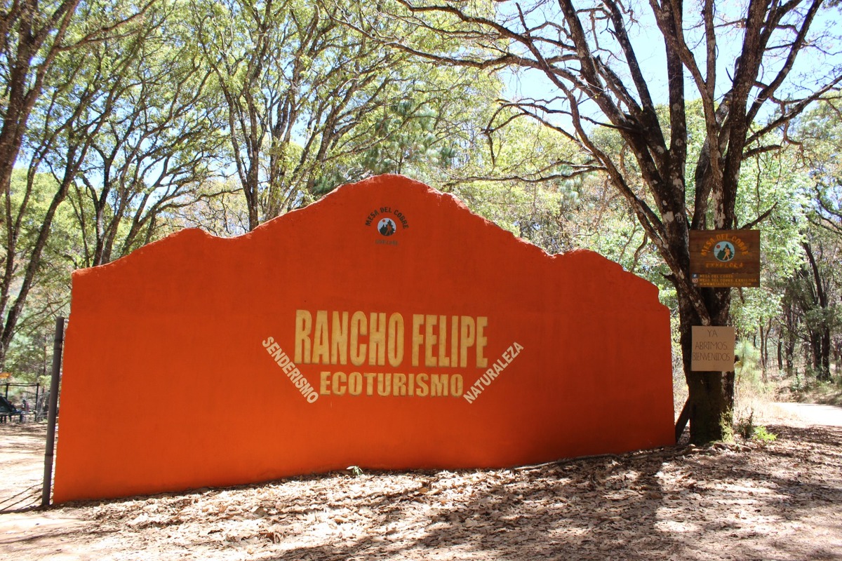 Rancho Felipe cuenta con cabañas elaboradas con contenedores de barcos,  un lago artificial y terraza (Enrique Vázquez)