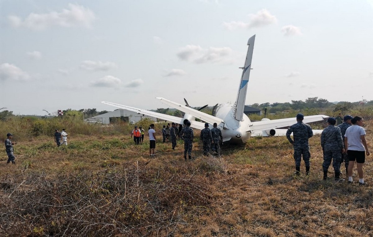 Avión procedente de Cancún estrellado tras perder parte del tren de aterrizaje (AFP)
