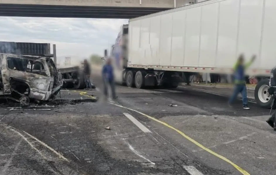 Cinco personas murieron tras chocar con tráiler volcado en Matehuala, San Luis Potosí