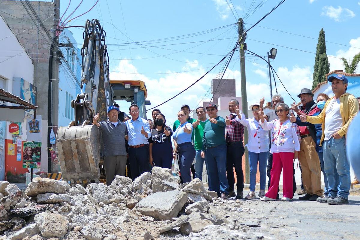 Benjamín Rico dio el banderazo de arranque a la maquinaria que coadyuvará en la rehabilitación de la calle prolongación Yucatán (Cortesía)