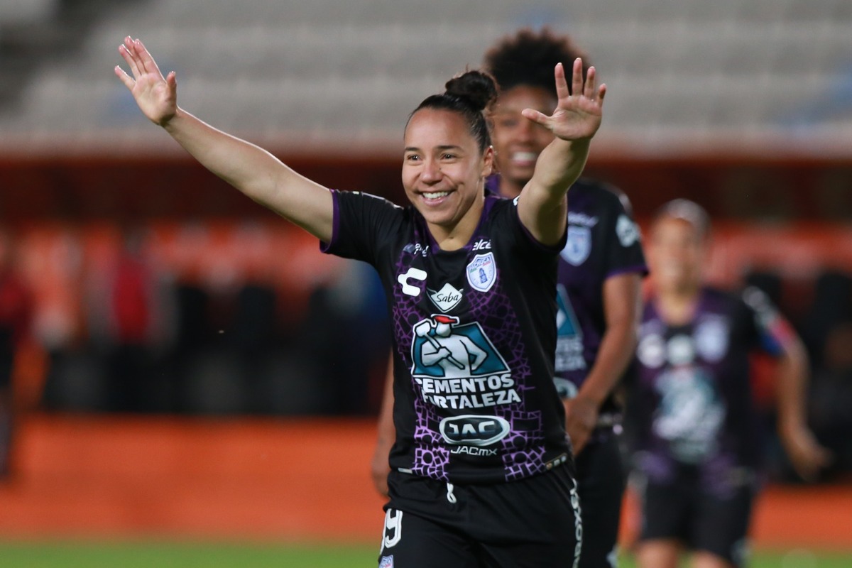 Charlyn Corral, delantera del Pachuca, festejando una de sus tres anotaciones. (Jorge Sánchez)