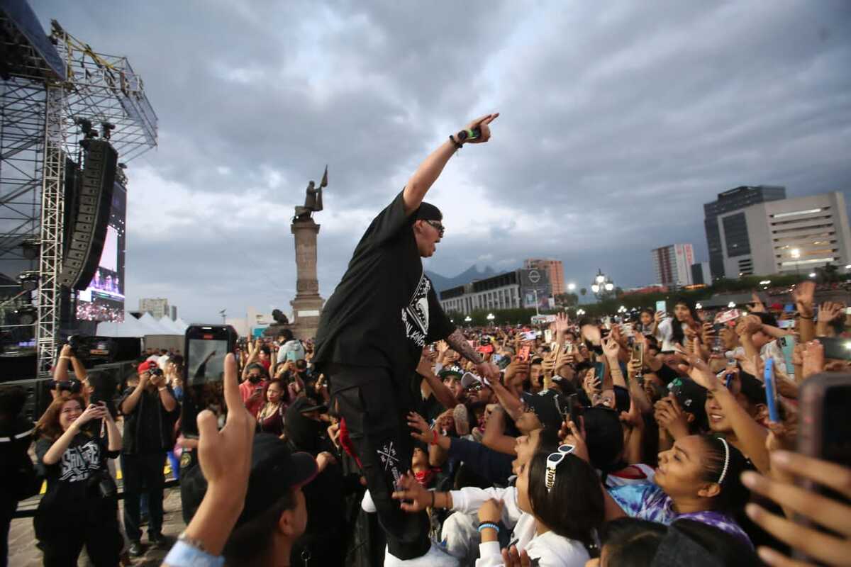 Chicos, jóvenes y adultos le sacaron brillo a la explanada y bailaron al ritmo de la Ronda Bogotá, del rapero Santa Fe Klan. FOTOS: RAÚL PALACIOS