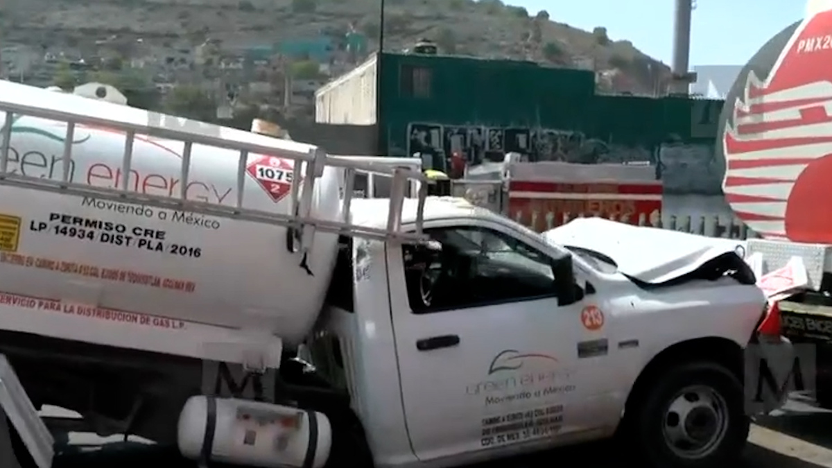 Choca pipa de gas contra pipa de Pemex en Autopista México-Pachuca