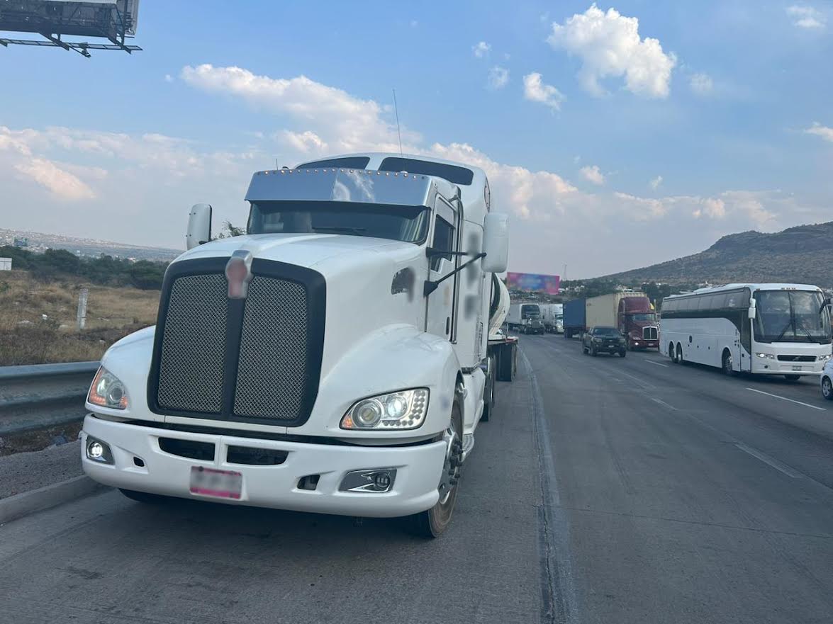 El chófer de la unidad no pudo comprobar la procedencia legal de los casi 30 mil litros de aparente combustible (Especial)