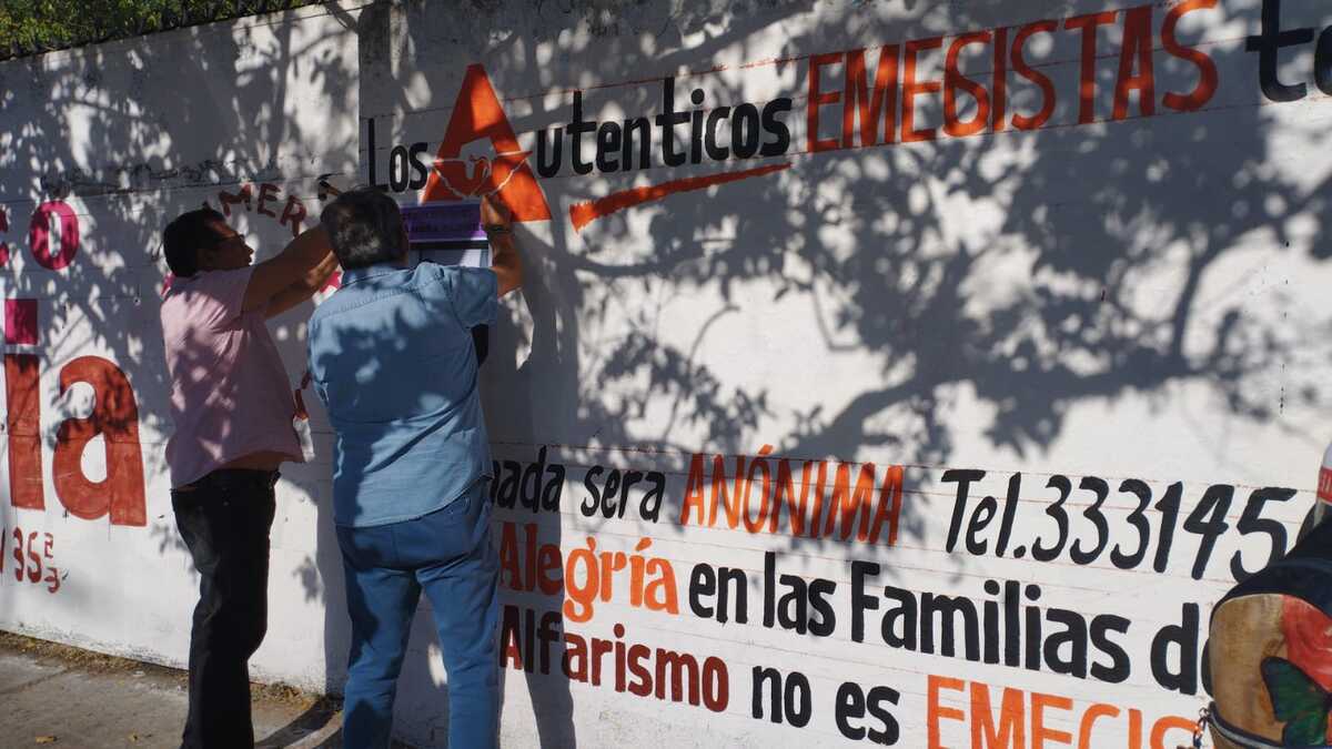 Colectivos colocan lonas de fichas de búsqueda sobre barda de avenida Enrique Díaz de León (Dalia Rojas)