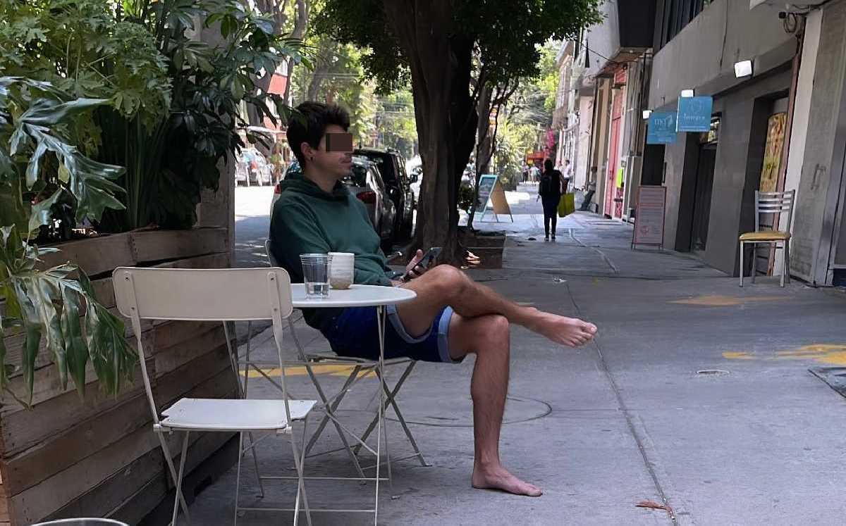 Foto de hombre descalzo en cafetería causa polémica (Especial).