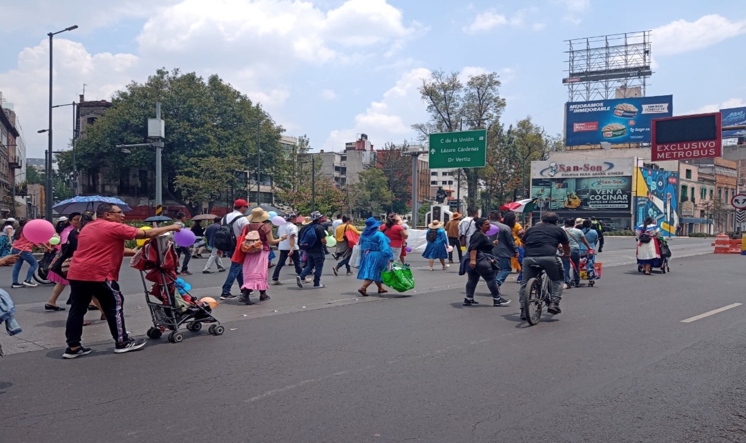 El grupo de artesanos mantiene bloqueos en la ruta de la línea tres del Metrobús. / César Velázquez